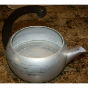 ANTIQUE TEA POT BY WEAR EVER #38852 2 1/2 QUARTS GUC